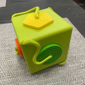 Fat Brain Toys Oombee Cube